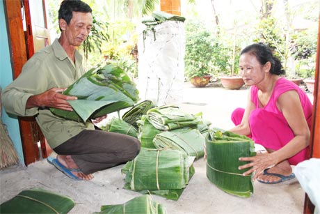 Chú Sáu -  cô Lan xếp lá chuối để kịp đi giao hàng. 