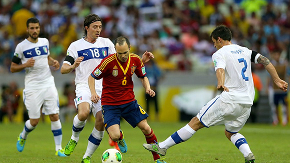 Iniesta vẫn là linh hồn của Tây Ban Nha trong trận đấu này (Ảnh: Getty Images).