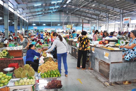 Quang cảnh mua bán bên trong nhà lồng chợ Thạnh Trị.