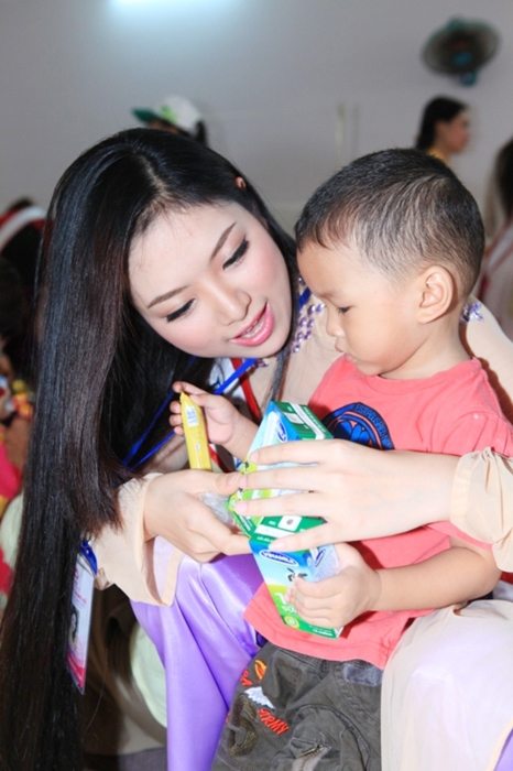 Thân thiện và ân cần trong hoạt động từ thiện thăm các em bé có hoàn cảnh khó khăn