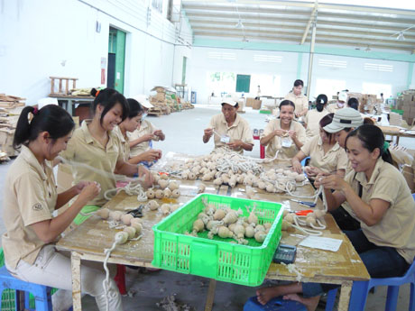 Tăng cường sự lãnh đạo của Đảng đối với công tác bảo hiểm xã hội, bảo hiểm y tế để phấn đấu 100% người lao động trong doanh nghiệp được thực hiện BHXH, BHYT. (ảnh chụp tại DNTN SD, cụm công nghiệp Trung An, TP. Mỹ Tho)