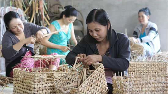            Tạo việc làm cho lao động ở địa phương góp phần giúp người dân thoát nghèo.