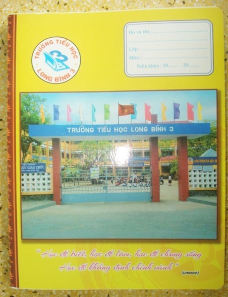 Bìa trước và sau của tập học sinh có in “thương hiệu” của Trường Tiểu học Long Bình 3.