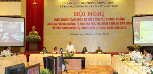 Phó Thủ tướng Nguyễn Xuân Phúc yêu cầu phải kiểm điểm nghiêm túc lãnh đạo và Trưởng công an các quận, huyện để tệ nạn mại dâm hoạt động trắng trợn. Ảnh: Lê Sơn