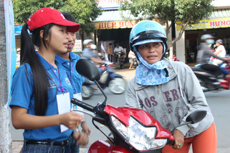 Đội hình tiếp sức mùa thi, luôn luôn túc trực tại điểm thi của trường Đại học Tiền Giang