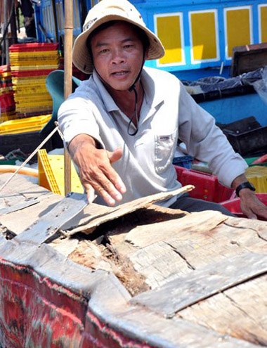  Tàu ngư dân Quảng Ngãi bị tàu Trung Quốc tấn công, húc vỡ ở vùng biển Hoàng Sa hồi tháng 5 vừa qua. Ảnh: Trí Tín.