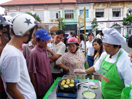 Công ty nhôm Kim Hằng giới thiệu với người tiêu dùng sản phẩm mới tại Công viên Thủ Khoa Huân.