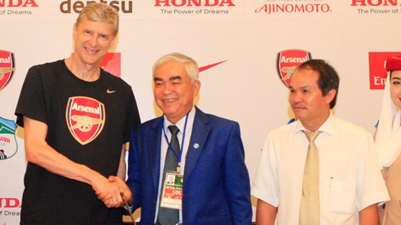  Ông Lê Hùng Dũng (đứng giữa) và ông Đoàn Nguyên Đức cùng HLV Arsene Wenger đều hài lòng về chuyến du đấu của Arsenal tại Việt Nam 