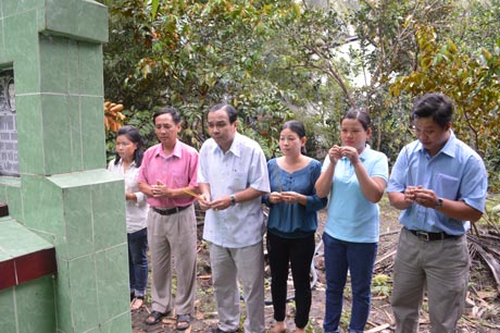 Thắp hương tại mộ liệt sỹ Huỳnh Văn Ấn.