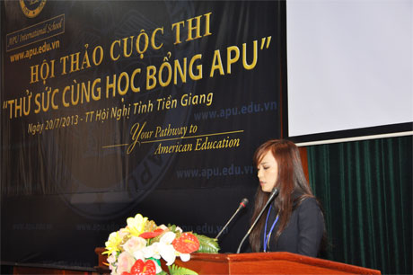 Bà Tạ Ngọc Tuyết Minh, Giám đốc tiếp thị và Truyền thông trường Quốc tế APU giới thiệu chương trình học tập .