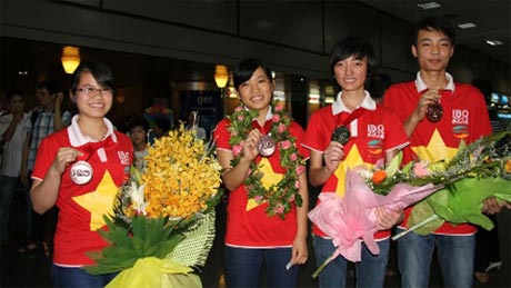 Bốn học sinh đoạt huy chương tại kỳ thi Olympic Sinh học năm 2012 tại Singapore. Ảnh: gddt.vn