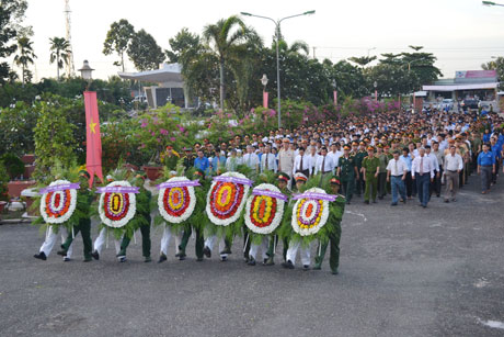 Đoàn dâng hương tại nghĩa trang liệt s