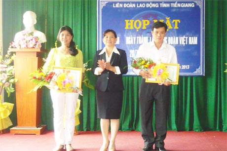 Bà Lê Thanh Tiền, Phó Chủ tịch Liên đoàn Lao động tỉnh trao giải thưởng cho các cá nhân đạt giải thưởng Nguyễn Đức Cảnh lần thứ I-2013.