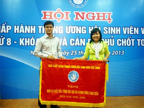 Cô Trần Thị Kim Phượng, Ủy viên Ban Thư ký Hội sinh viên Trường ĐHTG nhận Cờ của Trung ương Hội Sinh viên Việt Nam.