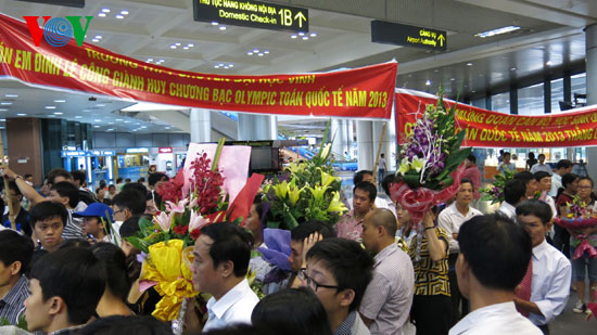 Từ rất sớm, đông đảo người thân của học sinh, các đoàn của các Sở Giáo dục, các thầy cô và phóng viên đã có mặt để đón các em tại cửa ra Sân bay quốc tế Nội Bài