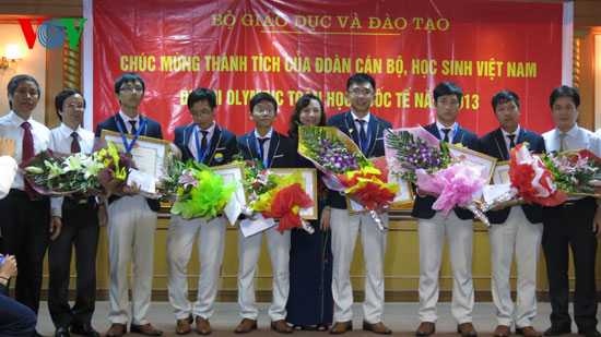 Thứ trưởng Nguyễn Thị Nghĩa tặng Bằng khen cho các em.