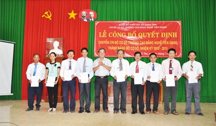 Ông Phan Thanh Sơn, Phó Bí thư Thường trực Đảng ủy khối các cơ quan tỉnh trao Quyết định công nhận Đảng bộ cơ sở Trường Cao đẳng nghề cho cấp ủy của trường.