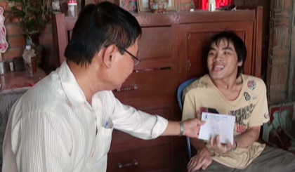 Ông Phạm Văn Na- Chủ tịch Hội NNCĐDC Thành Phố MT trao quà cho nạn nhân