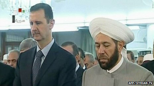 Ông Bashar al-Assad xuất hiện trên truyền hình sau thông tin đoàn xe của ông bị tấn công. (Ảnh:AFP)