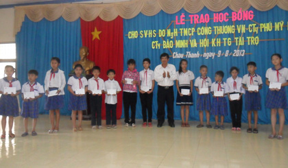 Ngày 9-8-2013, tại Hội trường Trung tâm văn hóa huyện. Hội khuyến học huyện Châu Thành phối hợp Hội khuyến học tỉnh cùng các nhà tài trợ tổ chức lễ trao 113 suất học bổng cho học sinh- sinh viên nghèo học giỏi 