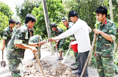 Trung đoàn 954 - Bộ CHQS tỉnh làm công tác vận động quần chúng ở huyện Cái Bè.