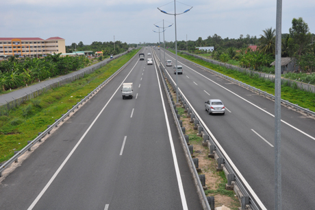  Một đoạn tuyến đường cao tốc Thành phố Hồ Chí Minh-Trung Lương. Ảnh: Như Lam