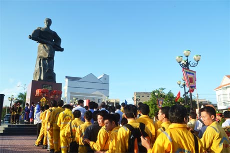Đông đảo cán bộ và nhân dân đến thắp hương trước tượng đài AHDT Trương Định.