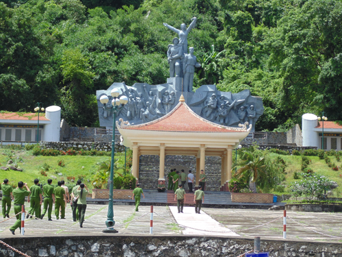 Tượng đài ở Khu di tích Hòn Đất.