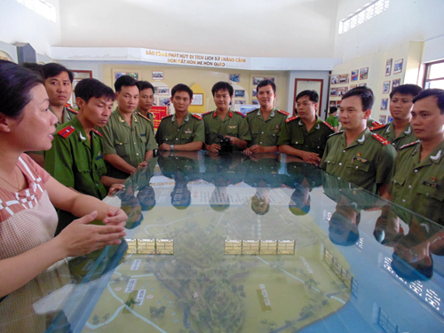 Đoàn Thanh niên Công an Tiền Giang nghe thuyết minh tại khu di tích.