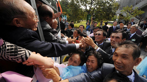 Các gia đình Hàn Quốc-Triều Tiên trong 1 đợt đoàn tụ. (ảnh: WashingtonPost)