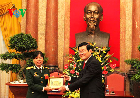 Chủ tịch nước Trương Tấn Sang tặng quà cho các điển hình tiên tiến.