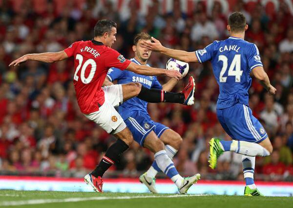 Van Persie bị các hậu vệ Chelsea theo kèm rất chặt. Ảnh: Getty