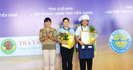 Đầu bếp Trần Thị Nga (bên phải)nhận giải Ba với món ăn “Gỏi cá lóc đồng”.