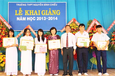 Ông Phan Văn Hà, nguyên Phó Chủ tịch UBND tỉnh trao giấy khen cho các em học sinh giỏi.