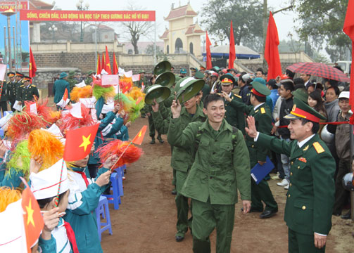 Thanh niên phấn khởi lên đường nhập n﻿gũ.