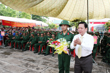 Đồng chí Trần Thế Ngọc  - Bí Thư Tỉnh ủy Tiền Giang tặng hoa  cho thanh niên huyện Cái Bè trước lúc lên đường BVTQ năm 2013