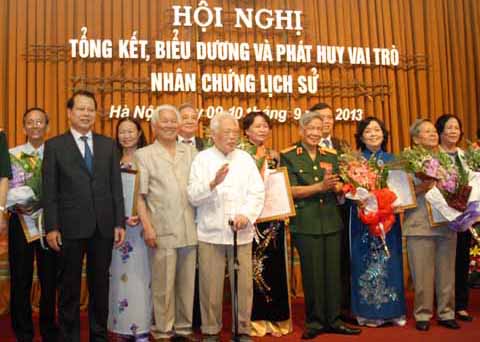 Các đồng chí lãnh đạo Đảng, Nhà nước cùng các hội viên Hội cựu TNXP. Ảnh: Minh Châu