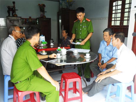 Công an thị trấn Tân Hòa thông tin về tình hình ANTT cho đại diện tổ NDTQ khu phố Xóm Gò để tuyên truyền lại trong nhân dân.