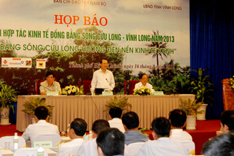 Phó Thủ tướng Vũ Văn Ninh, Trưởng Ban Chỉ đạo Tây Nam bộ chủ trì buổi họp báo.