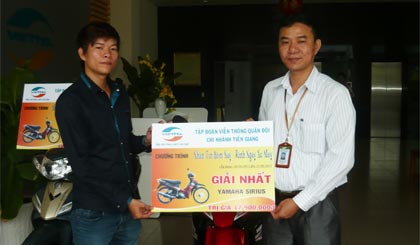 Đại diện Chi nhánh Viettel Tiền Giang trao giải Nhất của  Chương trình “Nhắn tin hôm nay - rinh ngay xe máy” cho khách hàng Bùi Tiến Thanh.