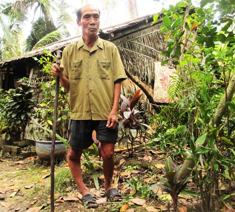 Ông Nguyễn Văn Bảo trước căn nhà xiêu vẹo.