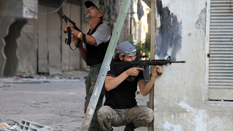 Các tay súng của lực lượng phiến quân ở Yalda, ngoại ô Damascus ngày 18.9. (Ảnh: AFP)