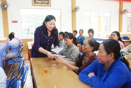 Bà Trần Kim Mai, Phó Chủ tịch UBND tỉnh trao tiền hỗ trợ  của tỉnh cho thân nhân các thuyền viên chết và mất tích.