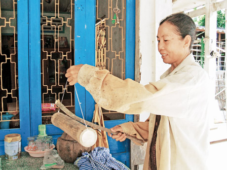 Mõ tre báo động của bà Huỳnh Thị Trâm, một người dân ở ấp Mỹ Phú, xã Long Khánh.