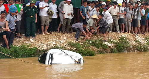 Trục vớt xe PGĐ Sở Công Thương đi cứu trợ gặp nạn