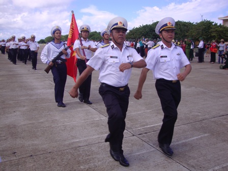 Bộ đội diễu hành trên đảo Trường Sa.