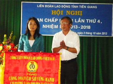 CĐ ngành Giáo dục tỉnh nhận Cờ Thi đua do Tổng LĐLĐ trao tặng.