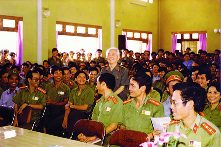 Đại tướng Võ Nguyên Giáp thăm và nói chuyện với cán bộ, giảng viên, học viên Trường Đại học Cảnh sát nhân dân (nay là Học viện Cảnh sát nhân dân) ngày 3-5-1994, nhân kỷ niệm 40 năm Chiến thắng Điện Biên Phủ.