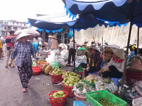 một góc chợ trái cây (phường 4, TP. Mỹ Tho) mua bán trở lại sau vụ cháy ngày 8-10 (ảnh chụp  lúc 15h ngày 9-10)