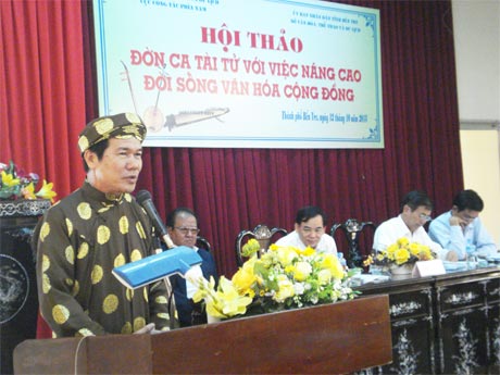 Thạc sĩ - Nhạc sĩ Huỳnh Khải trình bày tham luận tại Hội thảo.